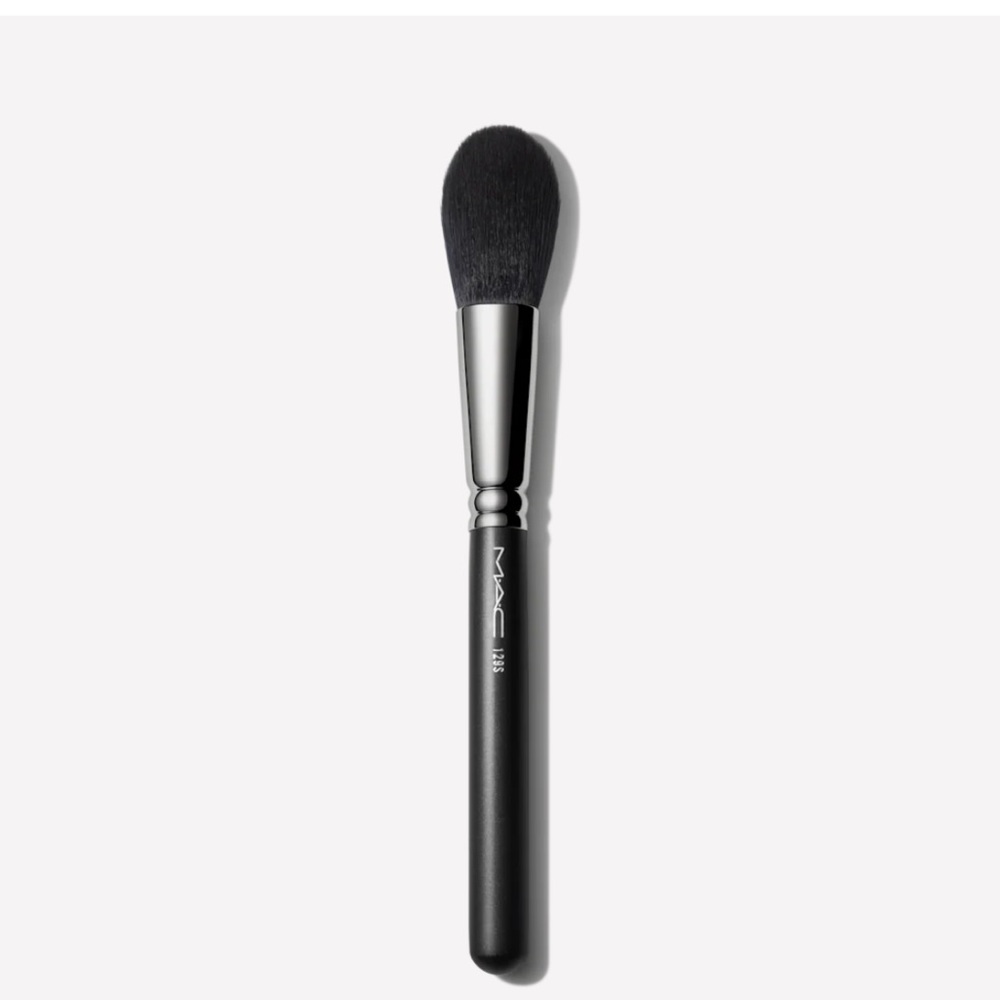 Mac 129S Synthetic Powder/ Blush Brush